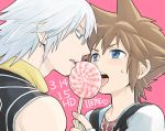  2boys blue_eyes blush brown_hair candy eye_contact face-to-face fingerless_gloves gloves green_eyes jewelry kingdom_hearts kingdom_hearts_i licking lollipop looking_at_another male_focus multiple_boys necklace ng_sam pink_background riku sharing_food simple_background sora_(kingdom_hearts) spiky_hair sweatdrop swirl_lollipop tongue tongue_out translation_request white_hair 
