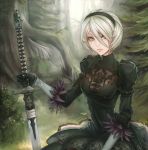  1girl blonde_hair green_eyes highres looking_at_viewer nier_2 protagonist_(nier_2) short_hair solo sword unsomnus weapon 