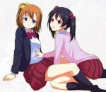  2girls black_hair blue_eyes blush brown_hair kousaka_honoka love_live!_school_idol_project multiple_girls nanotsuki red_eyes school_uniform short_hair side_ponytail twintails yazawa_nico 