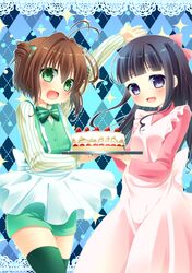  2girls apron black_hair brown_hair cake cardcaptor_sakura daidouji_tomoyo food green_eyes highres kinomoto_sakura long_hair multiple_girls natsuka_(unagi-unagi-unagi) short_hair thigh-highs violet_eyes 