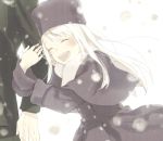  1boy 1girl arm_hug emiya_kiritsugu fate/zero fate_(series) father_and_daughter hat illyasviel_von_einzbern snowing xxxregenxxx 