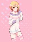  1girl alternate_costume bangs blonde_hair circle cropped_legs dress green_eyes grin idolmaster idolmaster_cinderella_girls long_sleeves miyamoto_frederica off-shoulder_sweater off_shoulder pink_background pink_legwear poco24 short_hair sleeves_past_wrists smile solo striped striped_legwear sweater sweater_dress thigh-highs v white_sweater 