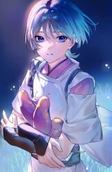  1boy absurdres armor belt black_belt black_bow blue_background blue_eyes blue_hair bow eyeliner eyeshadow fingernails genshin_impact hair_intakes highres japanese_armor japanese_clothes kariginu kimono kote lavender_melon_(genshin_impact) layered_clothes layered_kimono looking_at_viewer makeup male_focus mmmymor on_grass parted_lips purple_kimono red_eyeliner red_eyeshadow sash scaramouche_(genshin_impact) scaramouche_(kabukimono)_(genshin_impact) short_sleeves shoulder_sash solo white_kimono white_sleeves 