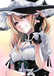  1girl black_gloves blonde_hair bow brown_eyes corset detached_collar flower gloves gradient gradient_background green_bow grin hand_on_headwear hat hat_bow highres katayama_kei kirisame_marisa partly_fingerless_gloves puffy_short_sleeves puffy_sleeves rose short_sleeves smile solo touhou upper_body white_bow white_rose witch_hat 