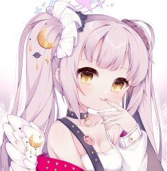  1girl alternate_costume angel_wings bag black_bag black_chemise blue_archive blue_halo breasts camisole collarbone doodle_sensei_(blue_archive) feathered_wings finger_to_mouth gradient_halo grey_scrunchie hair_ornament hair_scrunchie halo highres jacket long_hair long_sleeves looking_at_viewer mika_(blue_archive) multicolored_halo parted_lips pink_hair pink_halo scrunchie sensei_(blue_archive) shikkuro69 shoulder_bag simple_background small_breasts smile solo straight_hair twintails upper_body white_background white_camisole white_jacket white_wings wings yellow_eyes 