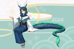  1girl 2024 animal_ears blue_kimono character_name chinese_zodiac dragon_girl dragon_horns dragon_tail full_body green_hair highres horns hozumi_sousei japanese_clothes kimono looking_at_viewer new_year orange_eyes original sandals sitting smile tail very_long_tail year_of_the_dragon 