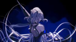  1girl arknights back back_focus backless_dress backless_outfit bare_shoulders black_background black_umbrella blue_background blue_eyes chinese_commentary commentary detached_sleeves dress floating_hair from_behind gradient_background grey_hair hat highres holding holding_umbrella long_hair looking_to_the_side median_furrow nurse_cap shieryue164 shoulder_blades solo spine_bumps umbrella upper_body very_long_hair whisperain_(arknights) white_hat 