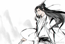  1boy black_hair black_sash chinese_clothes chinese_commentary curtained_hair expressionless faux_traditional_media from_side grey_eyes hanfu holding holding_sword holding_weapon ink_wash_painting long_hair long_sleeves looking_ahead male_focus modao_zushi mountain no_blindfold parted_bangs profile reverse_grip robe sash solo sword topknot upper_body watermark weapon weibo_watermark white_background white_hanfu white_robe wide_sleeves xiao_guan_(headdress) xiao_xiao_zuowen xiao_xingchen 