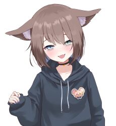  1girl :d absurdres animal_ears ar-khey bags_under_eyes black_choker black_hoodie blue_eyes blue_hair blue_nails blush brown_hair cat_ears cat_girl choker colored_inner_hair commentary_request drawstring fangs green_eyes hand_up head_tilt heterochromia highres hood hoodie indie_virtual_youtuber looking_at_viewer michiyo_mao multicolored_hair open_mouth short_hair skin_fangs sleepy sleeves_past_wrists smile spanish_commentary white_background 