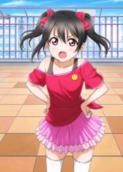  1girl angry badge bare_shoulders black_hair black_tank_top blue_sky blush bow breasts building button_badge cityscape clouds collarbone day fence hair_bow hands_on_own_hips layered_skirt looking_at_viewer love_live! love_live!_school_idol_festival love_live!_school_idol_project medium_hair off-shoulder_shirt off_shoulder official_art open_mouth outdoors pink_skirt red_bow red_eyes red_shirt rooftop shirt shoes short_sleeves side-tie_shirt single_off_shoulder skirt sky small_breasts smiley_face socks solo standing tank_top teeth thigh-highs tile_floor tiles twintails upper_teeth_only v-shaped_eyebrows white_socks white_thighhighs yazawa_nico 