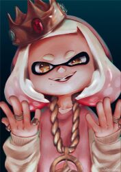  +_+ 1girl artist_name chromatic_aberration collarbone crown gold_necklace gold_ring gradient_hair grin hands_up highres hood hood_up hoodie inkling jewelry long_sleeves looking_at_viewer matsugi_zuntaro mole mole_under_mouth multicolored_hair multiple_rings necklace pearl_(mc.princess)_(splatoon) pearl_(splatoon) pink_hair pink_hoodie ring short_eyebrows short_hair signature sleeves_past_wrists smile solo splatoon_(series) splatoon_2 suction_cups teeth tentacle_hair thick_eyebrows tilted_headwear upper_body v-shaped_eyebrows white_hair white_sleeves yellow_eyes 