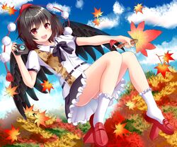  1girl autumn autumn_leaves black_hair black_wings blue_sky camera clouds geta hat highres leaf leaf_fan looking_at_viewer nabekokoa outdoors red_eyes shameimaru_aya short_hair sky smile socks solo tengu-geta tokin_hat touhou white_legwear wings 