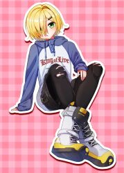  1boy arm_support black_leggings black_shorts blonde_hair blue_hood blue_sleeves boots clothes_writing crossed_ankles drawstring drop_shadow full_body green_eyes hair_intakes hair_ornament hair_over_one_eye hairclip highres hood hood_down hoodie knees_up lace-up_boots leggings long_sleeves looking_at_viewer male_focus nijisanji no_headwear no_jacket outline parted_lips pink_background plaid_background print_hoodie raglan_sleeves shoelaces short_hair shorts sitting sleeves_past_wrists solo sora42067 torn_clothes torn_leggings uzuki_kou uzuki_kou_(5th_costume) virtual_youtuber white_boots white_hoodie white_outline wolf_cut 