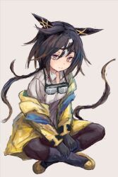  1girl animal_ears black_gloves black_hair black_pants brown_eyes brown_hair closed_mouth coat collared_shirt crossed_legs ear_covers gloves goggles goggles_around_neck gradient_eyes hair_between_eyes horse_ears horse_girl horse_tail long_hair looking_at_viewer multicolored_eyes multicolored_hair pants ponytail shirt simple_background sitting smile solo stay_gold_(umamusume) streaked_hair tail umamusume violet_eyes white_hair white_shirt yanagi_wakana yellow_coat 