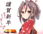  1girl amano_kouki brown_eyes commentary_request hachimaki happy_new_year headband japanese_clothes kantai_collection kimono looking_at_viewer new_year omelet ponytail silver_hair smile solo tamagoyaki translated zuihou_(kantai_collection) 
