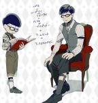  720_72 argyle argyle_background bangs bespectacled black_hair bolo_tie chair dual_persona glasses male_focus matsuno_choromatsu osomatsu-kun osomatsu-san reading sitting sock_garters solo swept_bangs translation_request waistcoat 