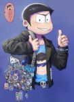  &gt;_&lt; 1boy badge belt black_hair blue_background blue_eyes bowl_cut bracelet button_badge closed_eyes drawfag itabag jewelry kerchief keychain leather_jacket looking_at_viewer male_focus matsuno_karamatsu matsuno_osomatsu osomatsu-kun osomatsu-san pen scrunchie shirt simple_background smile solo speech_bubble sunglasses t-shirt thumbs_up translated upper_body 