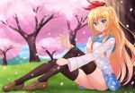  blonde_hair blue_eyes blush kirisaki_chitoge long_hair nisekoi ribbon seifuku smile 