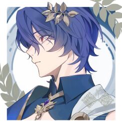  1boy blue_hair blue_shirt cleavage_cutout clothing_cutout collared_shirt commentary dr._ratio_(honkai:_star_rail) english_commentary from_side frown grey_background highres honkai:_star_rail honkai_(series) laurel_crown leaf male_focus portrait profile qr_code red_eyes robe shirt short_hair simple_background solo twitter_username upper_body watermark white_background white_robe yagi_yachi 