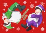  2015 2boys :&gt; :3 blush boots brothers brown_hair gloves hat indian_style jitome looking_at_viewer matsuno_choromatsu matsuno_ichimatsu merry_christmas messy_hair multiple_boys osomatsu-kun osomatsu-san red_background sack santa_boots santa_costume santa_hat siblings sitting snowflakes upside-down v white_gloves 