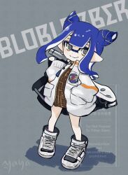  1girl bloblobber_(splatoon) blue_hair center-flap_bangs closed_mouth commentary_request grey_background hair_horns hair_ornament hand_in_pocket highres holding holding_weapon inkling inkling_girl inkling_player_character jacket long_hair looking_at_viewer pointy_ears shoes sidelocks simple_background smile solo splatoon_(series) standing tentacle_hair watermark weapon white_jacket white_shoes x_hair_ornament yaya_(yayaya) yellow_eyes 