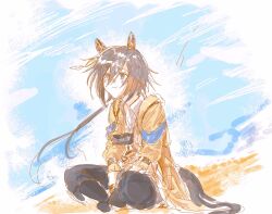  1girl animal_ears black_boots black_gloves black_hair black_pants blue_sky boots brown_eyes brown_hair closed_mouth coat ear_covers gloves goggles goggles_around_neck hair_between_eyes highres horse_ears horse_girl horse_tail long_hair multicolored_hair pants roroko_momo shirt sitting sky smile solo stay_gold_(sunlit_outsider)_(umamusume) stay_gold_(umamusume) tail umamusume white_hair white_shirt yellow_coat 