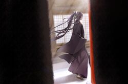  1boy architecture blurry depth_of_field east_asian_architecture floating_hair from_side hair_ornament hakama japanese_clothes kai28 light_particles long_hair long_sleeves male_focus ponytail profile purple_hair shade shadow sleeves_past_wrists sliding_doors solo sunlight tabi tarou_tachi touken_ranbu very_long_hair walking waraji white_legwear wide_sleeves 