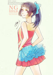  1girl alternate_costume alternate_hairstyle artist_name bare_shoulders black_hair blue_bow bluesky_username blunt_bangs bow breasts brown_eyes cheerleader closed_mouth commentary_request cowboy_shot hair_bow hands_on_own_hips holding holding_pom_poms iori_utahime jujutsu_kaisen long_hair looking_at_viewer looking_back pom_pom_(cheerleading) ponytail red_shirt red_skirt shirt sidelocks signature simple_background skirt small_breasts smile solo twitter_username watermark yozora_uyumi 
