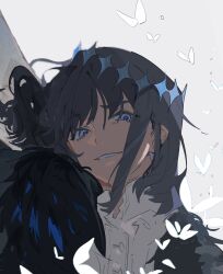  1boy blue_eyes bug crown diamond_hairband doris71704468 fate/grand_order fate_(series) fur_trim grey_background grey_hair highres looking_at_viewer male_focus medium_hair oberon_(fate) oberon_(third_ascension)_(fate) open_mouth shirt smile solo upper_body white_shirt 
