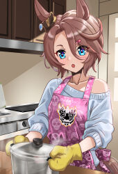  1girl :o absurdres animal_ears apron blue_eyes brown_hair collarbone commentary_request grey_sweater hair_between_eyes hair_ornament hairclip highres horse_ears horse_girl horse_tail indoors long_sleeves narita_taishin_(umamusume) off_shoulder oven_mitts parted_bangs parted_lips pink_apron print_apron puffy_long_sleeves puffy_sleeves shikibara_fukka short_hair skull_print solo steam sweater tail umamusume 