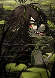  1girl absurdres beastiez brown_hair colored_sclera commentary crocodile_girl english_commentary green_scales green_streaks highres kairyu_crocodile kella_(artist) long_hair looking_at_viewer multicolored_hair open_mouth pointy_ears red_eyes sharp_teeth streaked_hair teeth tongue tongue_out virtual_youtuber water yellow_sclera 