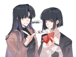  2girls araya_(project_moon) black_hair black_shirt blue_streaks brown_coat coat coat_on_shoulders commentary_request limbus_company long_hair looking_at_viewer mother_and_child mother_and_daughter multicolored_hair multiple_girls odonate one_eye_closed parent_and_child pointing project_moon red_eyes ryoshu_(project_moon) shirt short_hair smoking streaked_hair white_background white_shirt 