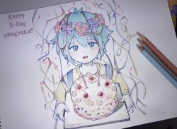  1boy antenna_hair basil_(headspace)_(omori) basil_(omori) birthday_cake blue_overalls blush cake colored_skin commentary_request confetti double-parted_bangs flower flower_wreath food ggggg27227 green_eyes green_hair green_shirt hair_between_eyes head_wreath highres korean_commentary looking_at_viewer omori open_mouth overalls shirt short_hair short_sleeves sidelocks smile solo t-shirt traditional_media twitter_username white_skin 