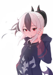  1girl absurdres black_hair black_hoodie black_horns blue_archive closed_mouth commentary cowboy_shot demon_horns hair_between_eyes highres hood hood_down hoodie horns kayoko_(blue_archive) long_sleeves looking_at_viewer medium_hair missing_halo ponytail purple_wings red_eyes sidelocks simple_background single_wing solo standing touch1890 white_background white_hair wings 