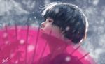  1girl androgynous black_hair blurry_background from_side looking_up motion_blur oriental_umbrella original outdoors parasol parted_lips profile red_eyes see-through short_hair snow snow_on_head snowflakes solo umbrella upper_body watermark wlop 