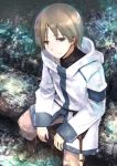  1boy brown_eyes brown_hair cloak hai_to_gensou_no_grimgar highres hood hooded_cloak manato_(grimgar) mankun short_hair sitting smile solo tree_stump turtleneck 