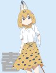  1girl adapted_costume animal_ears blonde_hair blue_background bow bowtie brown_eyes commentary flower gloves hair_between_eyes hair_flower hair_ornament highres kemono_friends long_skirt looking_at_viewer popup print_skirt serval_(kemono_friends) serval_ears serval_print serval_tail shirt short_hair simple_background skirt solo tail translated white_shirt 