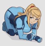  1girl all_fours bangs blonde_hair blue_eyes bodysuit breasts closed_mouth full_body gloves grey_background hair_tie high_ponytail highres holding_arm large_breasts lips long_hair long_ponytail looking_at_viewer metroid ponytail samus_aran shadow sidelocks simple_background smile solo splashbrush swept_bangs zero_suit 
