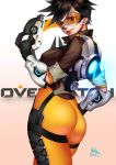  1girl ass bodysuit brown_eyes brown_hair copyright_name cowboy_shot from_behind goggles grin gun hand_on_hip handgun jacket lips looking_at_viewer looking_back nose overwatch short_hair signature skin_tight smile solo spiky_hair tracer_(overwatch) trigger_discipline weapon yuanchuang 
