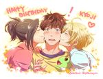  3boys alternate_hair_color beit blonde_hair blue_eyes blush boy_sandwich brown_hair character_name cheek_kiss close-up closed_eyes double_cheek_kiss earrings flustered green_eyes hand_on_another&#039;s_shoulder happy_birthday heterochromia idolmaster idolmaster_side-m jewelry kaeru_(idolmaster) kiss male_focus multiple_boys pierre_(idolmaster) ponytail sandwiched smile stuffed_animal stuffed_frog stuffed_toy takajou_kyouji toy watanabe_minori yotsubaya 