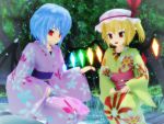  2girls 3d alternate_costume bat_wings blonde_hair blue_hair commentary fireworks flandre_scarlet floral_print hat highres japanese_clothes kimono kurogoma_(glassesgurasan) light_particles mikumikudance mob_cap multiple_girls night no_hat no_headwear obi pond red_eyes remilia_scarlet sash short_hair short_ponytail siblings side_ponytail sisters smile sparkler squatting summer touhou tree water wings yukata 