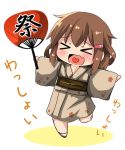  &gt;_&lt; 1girl blush brown_hair chibi closed_eyes commentary_request fan fang festival hair_ornament hairclip heart heart_in_mouth highres holding_fan ikazuchi_(kantai_collection) japanese_clothes kantai_collection kimono obi open_mouth oshiruko_(uminekotei) paper_fan sash short_hair simple_background standing standing_on_one_leg translated uchiwa white_background wide_sleeves yukata 