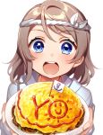  1girl :d anchor_symbol bangs blue_eyes brown_hair commentary_request eyebrows eyebrows_visible_through_hair flag food food_writing grey_hair hachimaki headband holding holding_plate ichinose_yukino incoming_food looking_at_viewer love_live! love_live!_sunshine!! nejiri_hachimaki omurice open_mouth paper_plate plate short_hair simple_background smile solo swept_bangs upper_body watanabe_you white_background yakisoba 