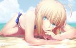  1girl ahoge artist_name artoria_pendragon_(all) bare_arms bare_legs bare_shoulders bikini blonde_hair blue_bow blue_eyes blue_sky blush bow cleavage_cutout closed_mouth clouds day eyebrows eyebrows_visible_through_hair fate/grand_order fate_(series) head_tilt horizon looking_at_viewer magicians_(zhkahogigzkh) ocean saber short_hair sky smile solo summer swimsuit water water_drop wet white_bikini 