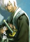  closed_eyes cuson haori ichimaru_gin japanese_clothes male realistic short_hair smile solo sword taichou_haori weapon white_hair 