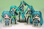  blue_eyes chibi cosplay figma figure green_eyes green_hair hatsune_miku hatsune_miku_(cosplay) hiiragi_kagami lucky_star nendoroid photo spring_onion twintails vocaloid 