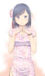  1girl :&gt; bangs black_hair blush bracelet china_dress chinese_clothes closed_mouth dress eyebrows eyebrows_visible_through_hair floral_print flower hair_flower hair_ornament head_tilt jewelry looking_at_viewer original smile solo steepled_fingers swept_bangs uma_(uma1111) violet_eyes 