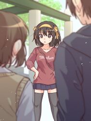  1boy 2girls black_skirt casual hands_on_own_hips highres kyon multiple_girls outdoors red_shirt sasaki_(suzumiya_haruhi) shirt skirt standing suzumiya_haruhi suzumiya_haruhi_no_yuuutsu taiki_(6240taiki) 