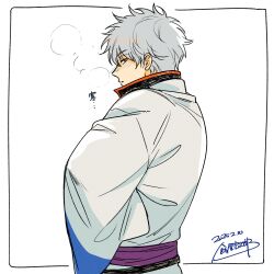  1boy ameyasorajiro black_collar border collar dated from_behind from_side gintama hair_between_eyes highres japanese_clothes kimono looking_at_viewer male_focus obi outside_border purple_sash red_eyes red_trim sakata_gintoki sash short_hair sideways_glance signature simple_background solo twitter_username upper_body white_background white_hair white_kimono 
