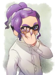 1boy ag_muscle arm_up black-framed_eyewear commentary_request glasses highres jacket looking_at_viewer male_focus medium_hair octoling octoling_boy octoling_player_character ponytail purple_hair sidelocks splatoon_(series) splatoon_3 standing tentacle_hair violet_eyes wavy_hair white_jacket 